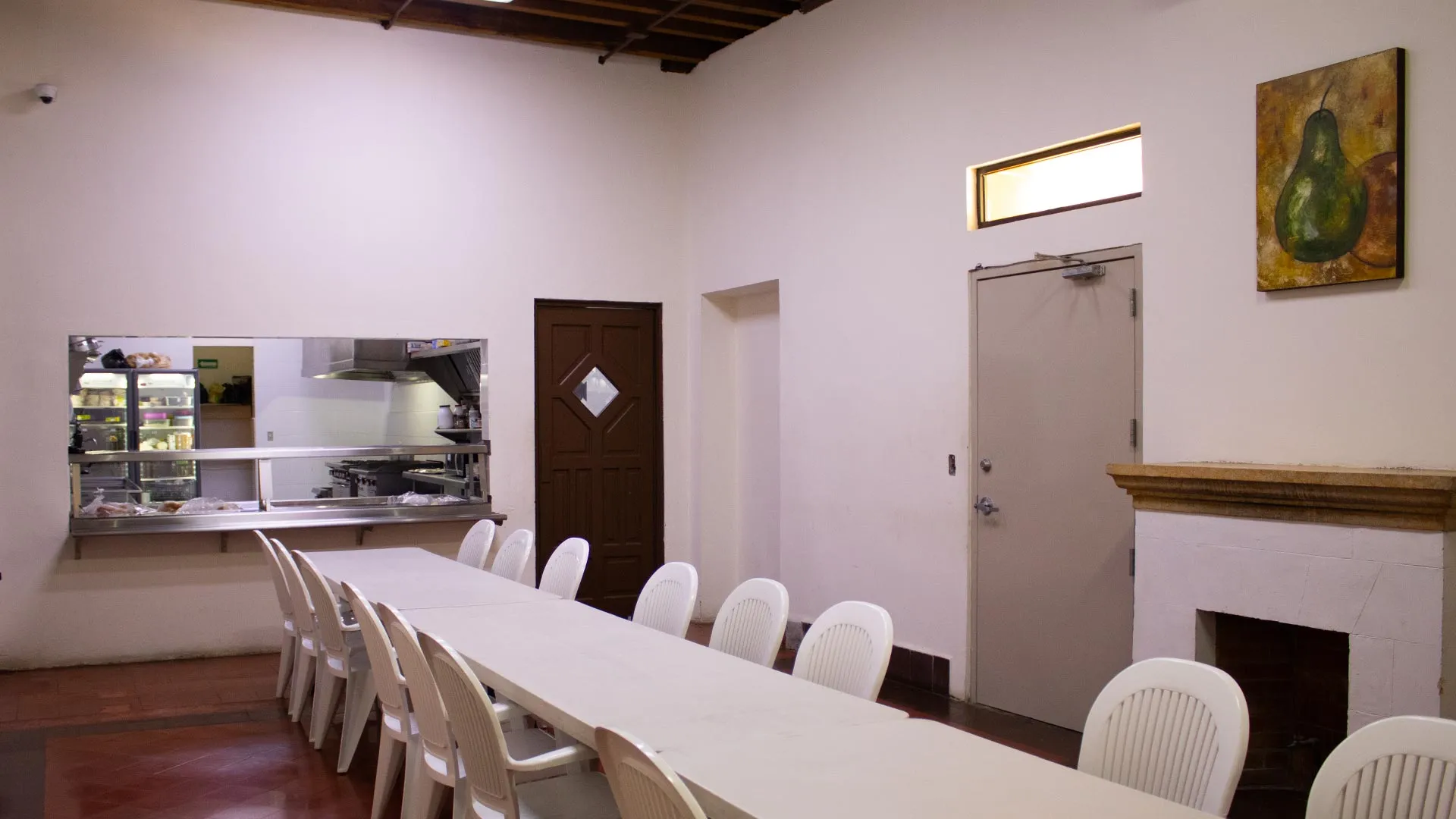 Comedor de Lumenia con mesa larga