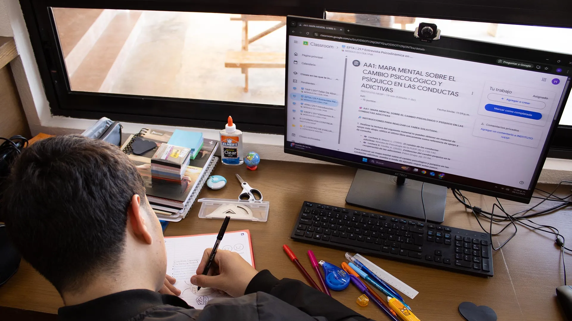 Residente estudiando frente a una computadora