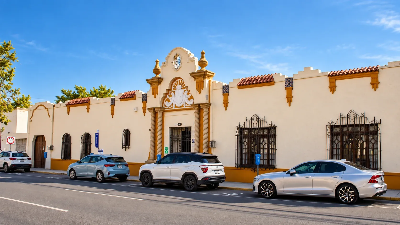 Fachada de la casa Lumenia sobre la calle Miguel Hidalgo y Costilla, en Monterrey
