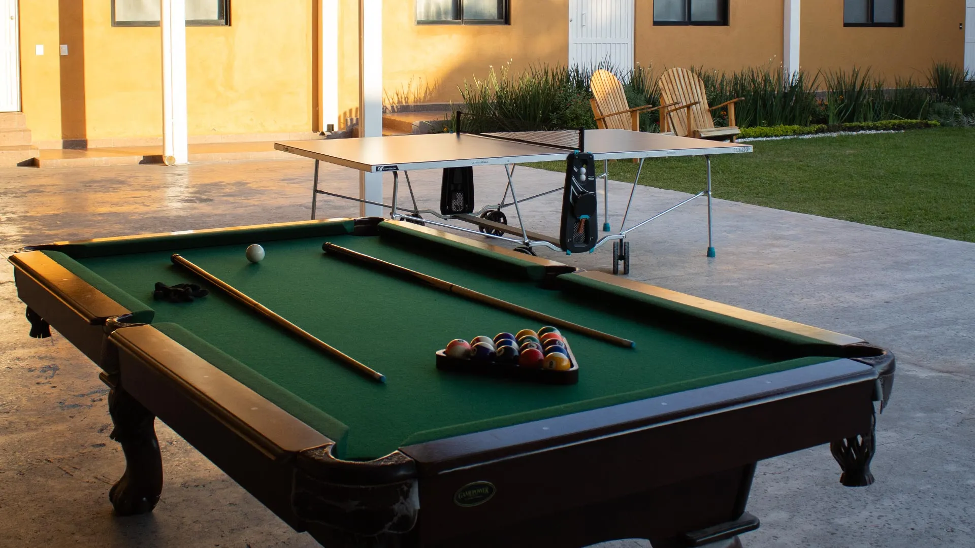 Mesa de billar y mesa de ping pong en el patio