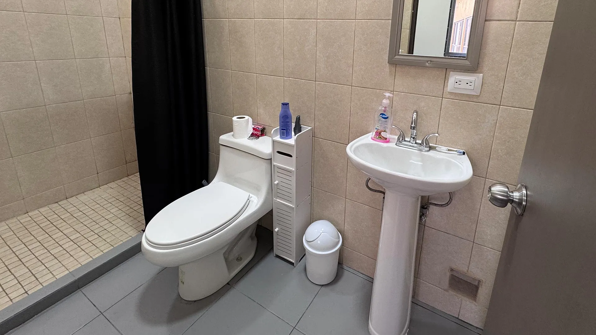 Baño con lavabo y regadera